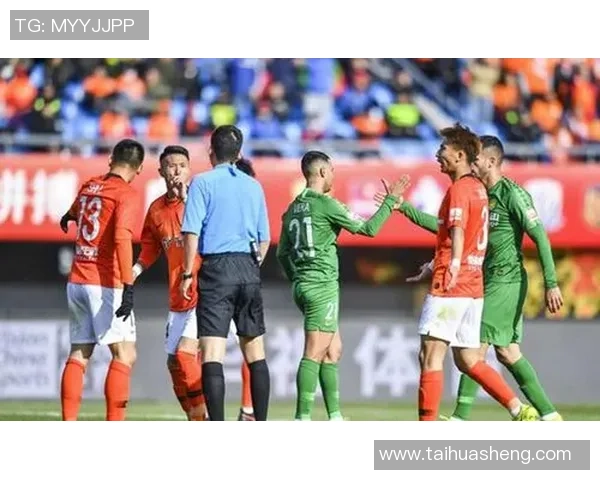 足球巨星同框互动罕见画面 球迷见面视频引发热烈讨论