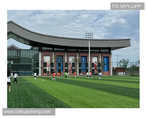 野球场上身披球星战袍 展现足球梦与青春活力的激情碰撞